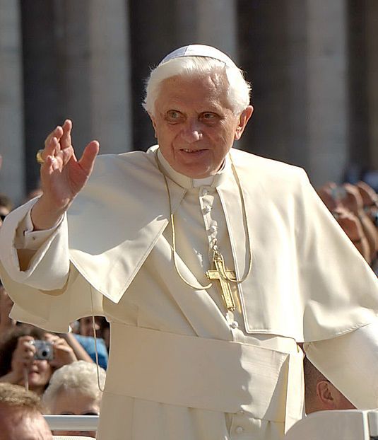 Papa Benedetto XVI - Di Sergey Gabdurakhmanov - https://pl.wikipedia.org/wiki/Plik:Le_pape_Beno%C3%AEt_XVI_en_agitant.jpg, CC BY 2.0, https://commons.wikimedia.org/w/index.php?curid=32278574