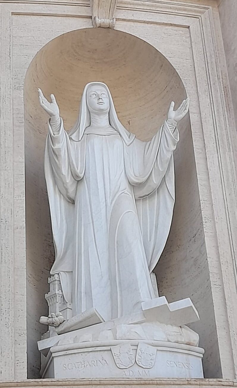 Santa Caterina - statua sul lato sud della Basilica di San Pietro